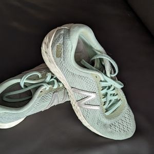 New Balance Women's Size 7 Licht Green Color Sneakers.